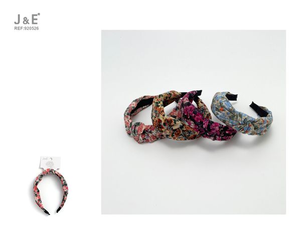 Diadema anudada a flores